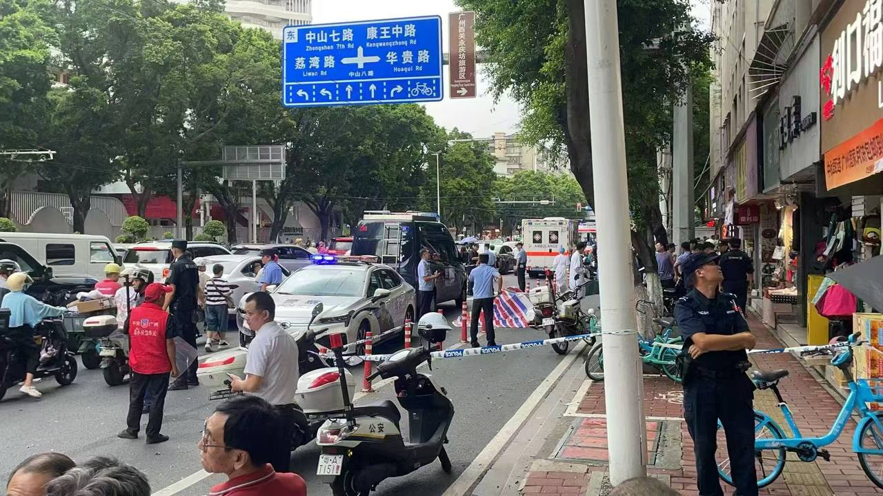 网传广州中山七路杀人 据说是同行纠纷 下午全荔湾所有派出所的正副所长都到现场。当场女配图 3