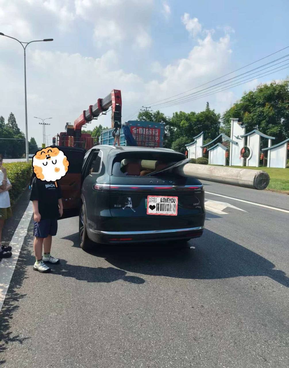 热议｜过度相信智能驾驶，没有识别前方的电线杆，把车都刺穿了！命大，还活着配图 2
