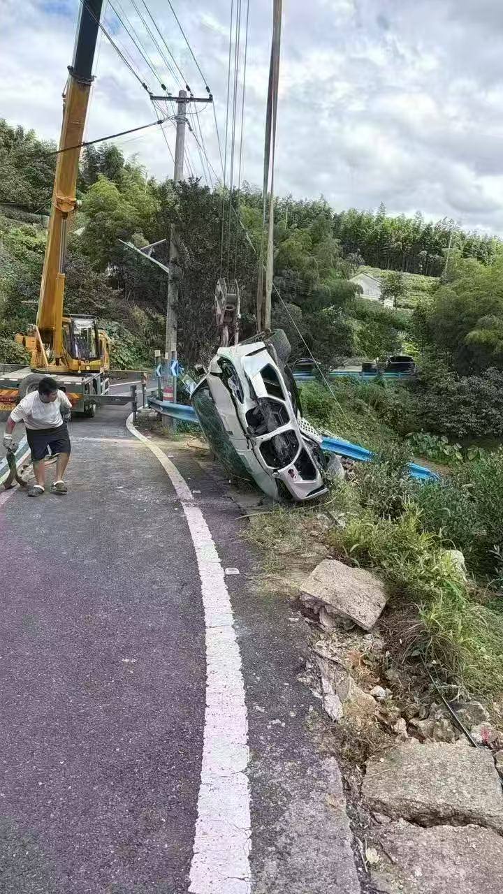 热议|宝马m4跑山失控撞出护栏引发讨论,时间线与后续进展梳理配图