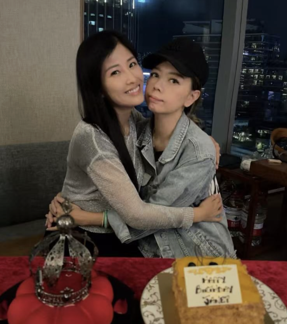 周家蔚庆生“七魔女”难得合体 锺丽淇脸容僵硬引健康隐忧配图