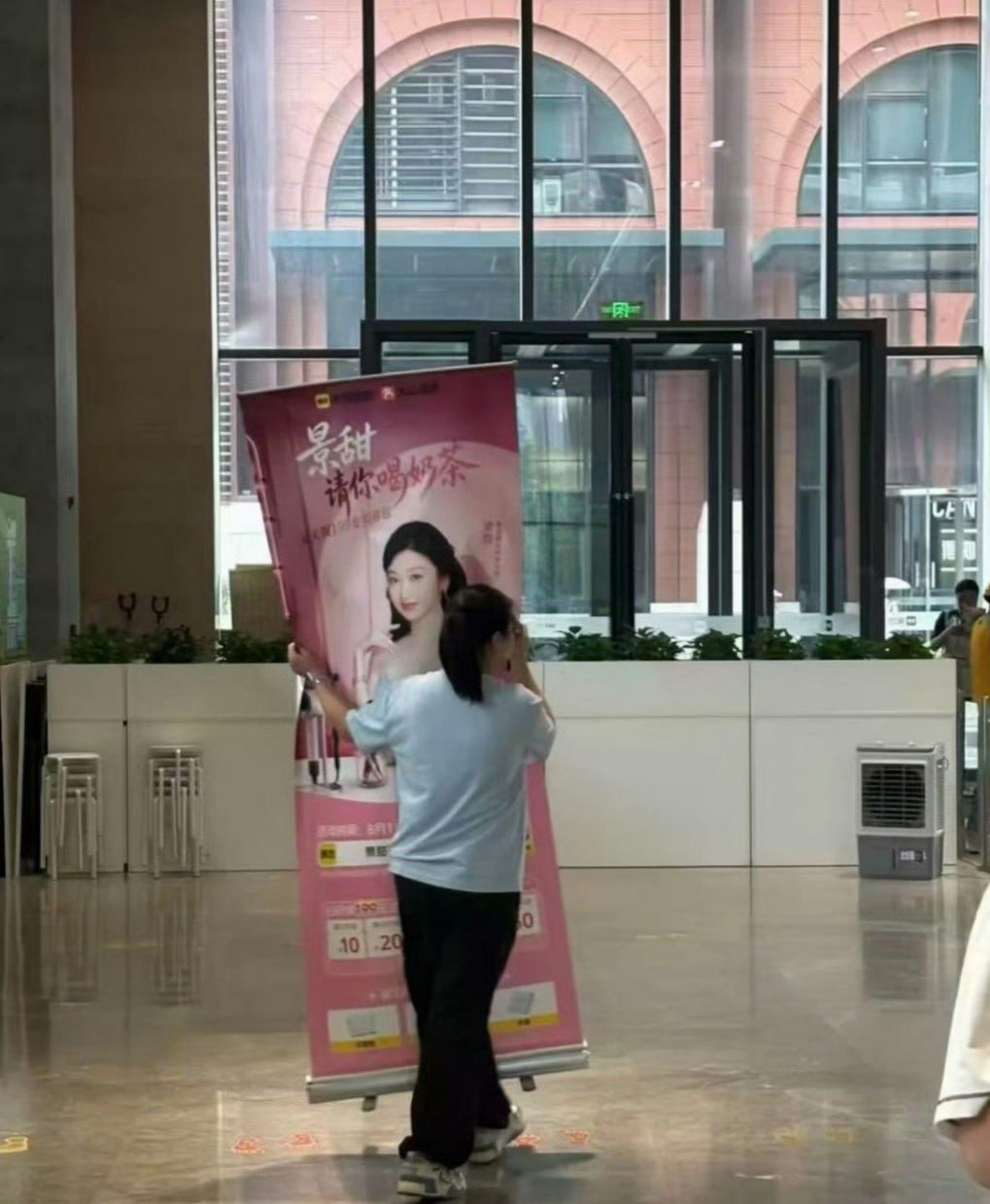 热议|景甜被指“软封杀”:微信指数、微博合集查不到,美团微博相关内容删了,配图 5