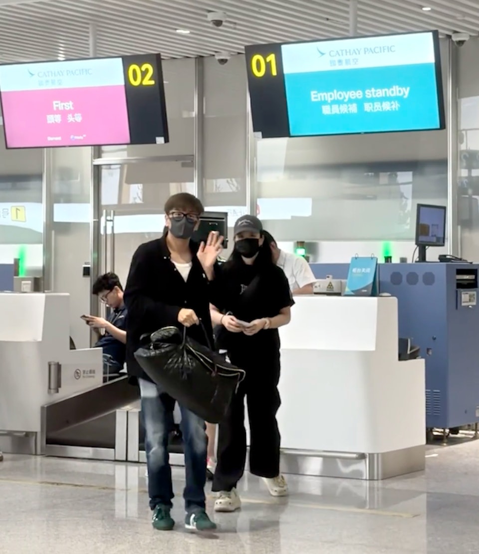 机场亲力亲为拿行李不劳烦助理 52岁马国明见镜头亲切打招呼配图