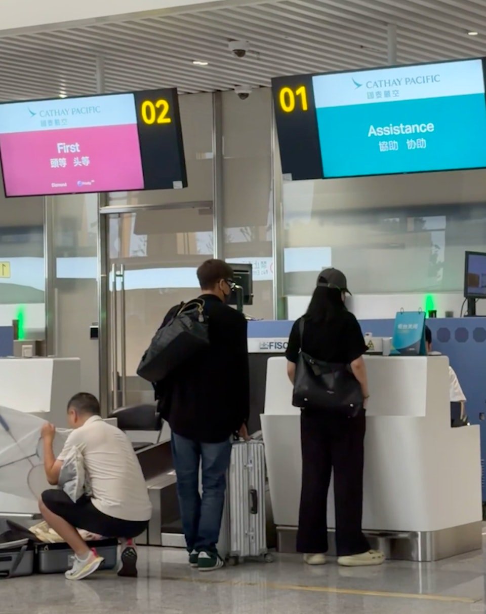 机场亲力亲为拿行李不劳烦助理 52岁马国明见镜头亲切打招呼配图