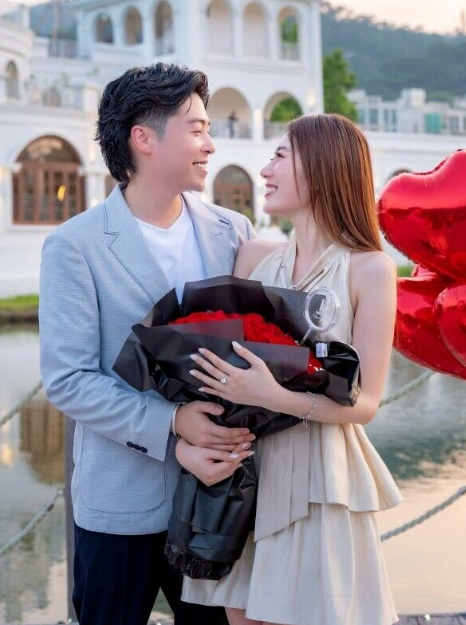 港姐王菲晒巨钻宣布喜讯 唱片公司太子爷张子丰湖中央浪漫求婚配图