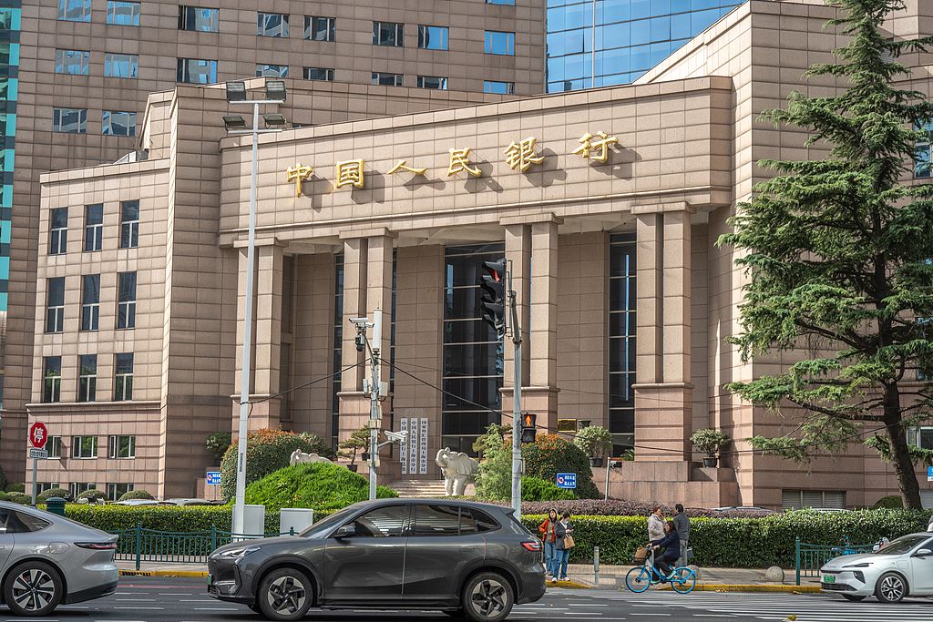股市早报:美股芯片股大跌;中概股逆势走强;原油飙升、黄金收涨配图