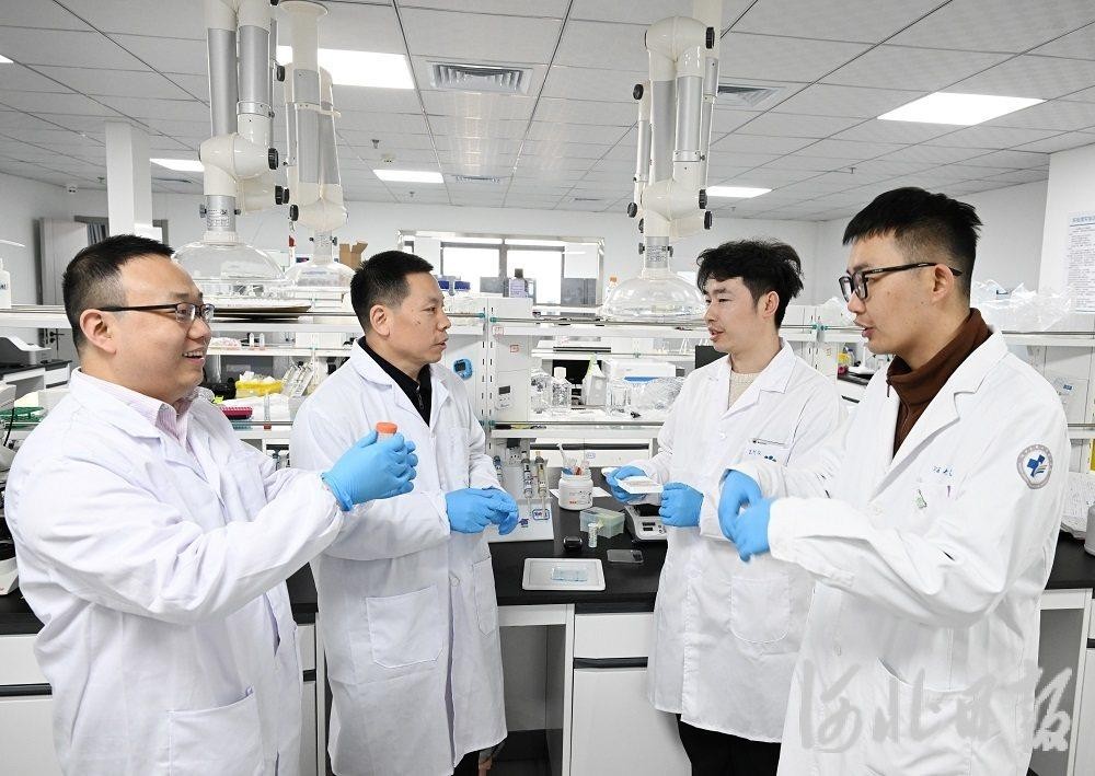 A股尾盘跳水!沪指跌0.82%2.32万亿成交3700股跌,机器人逆势爆发配图
